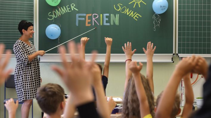 Symbolbild: «Hurra Sommerferien» steht an einer Tafel in der zweiten Klasse der Grundschule Harzblick in Wernigerode. (Quelle: dpa/M. Bein)