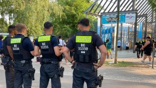 Polizisten stehen vor dem Eingang des Sommerbad in Neukölln. (Quelle: dpa/Carioline Bock)