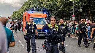 Archivbild:Ein Krankenwagen und Einsatzkräfte der Polizei beim Rave The Planet am 09.07.2022.(Quelle:imago images/V.Garfunkel)