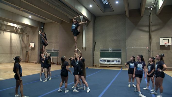 Die Cheerleaderinnen der Brights Stars Britz während eines Trainings. Quelle: rbb