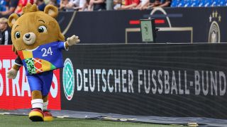 Das Maskottchen für die Fußball-EM 2024 in Deutschland. Quelle: imago images/HMB-Media