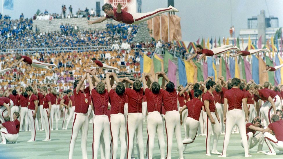 Dynamo Sportler während ihrer turnerischen Darbietung anläßlich der Weltfestspiele der Jugend 1973 in Ost-Berlin. (Quelle: Imago Images/Ulrich Hässler)