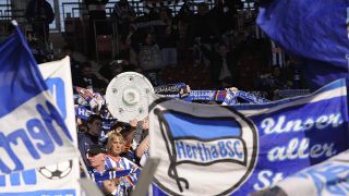 Hertha-Fans mit einer Attrappe der Meisterschale (imago images)