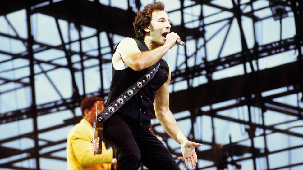 Bruce Springsteen bei seinem Konzert 1988 in der Ostberliner Radrennbahn Weißensee. (Quelle: imago images)