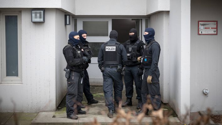 Symbolbild: Vermummte Polizisten vor einem Haus in Berlin. (Quelle: Imago Images)