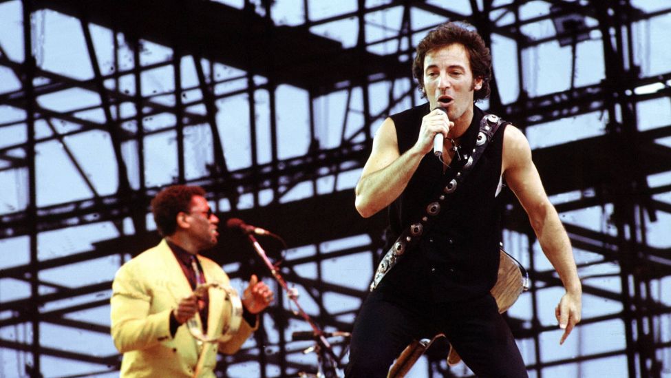 Bruce Springsteen bei seinem Konzert 1988 in der Ostberliner Arena Weißensee, Berlin. (Quelle: imago images/Brigani-art/Heinrich)