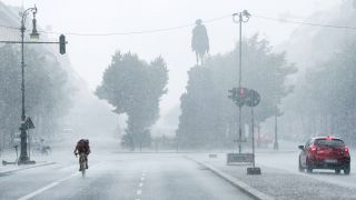 Ein Regenschauer über Berlin am 20.07.2020 in der Straße Unter den Linden in Berlin-Mitte. (Quelle: imago images/Christian Spicker) .