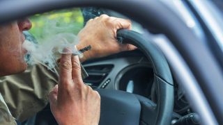 Symbolbild: Rauchen im Auto (Quelle: IMAGO/Joko)