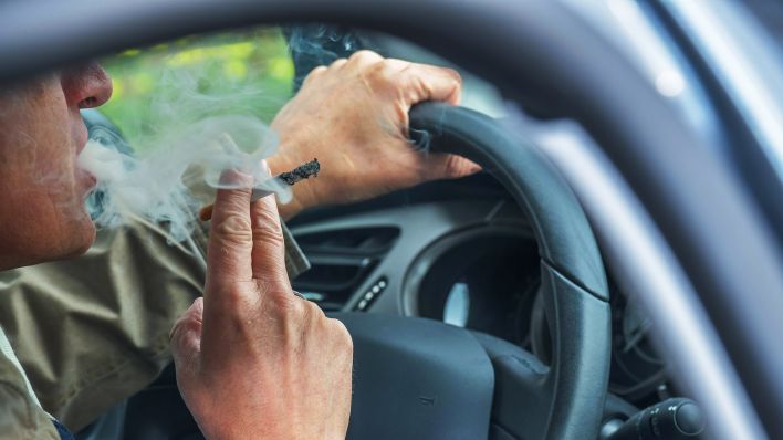 Rauchen im Auto soll verboten werden, wenn Kinder oder Schwangere mitfahren
