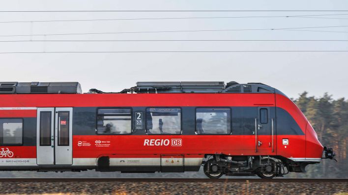 Symbolbild: Regionalexpress RE3 der Deutschen Bahn. (Quelle: IMAGO/Jochen Eckel)
