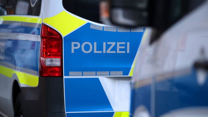 Symbolbild: Schriftzug Polizei in Nahaufnahme auf einem Einsatzwagen (Quelle: IMAGO/Maximilian Koch)