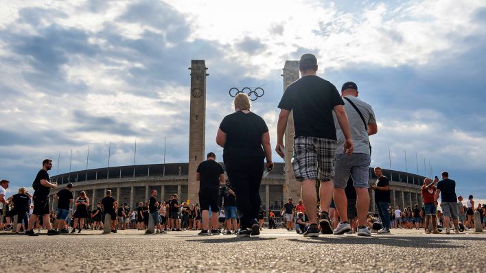 Symbolbild: Vorm Konzertbeginn der Band Rammstein am 15.07.2023 außerhalb des Stadion. (Quelle: IMAGO/Stefan Zeitz)