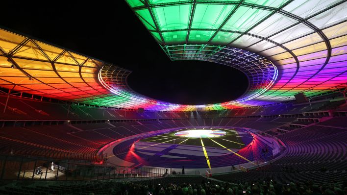 Olympiastadion wird anlässlich der EM 2024 in bunten Farben beleuchtet (Bild: Imago Images/DFB Poolfoto)