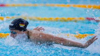 Die Berliner Schwimmerin Angelina Köhler beim 100 Meter Schmetterling (imago images/Eibner)