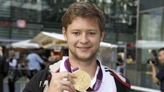 Martin Häner, Goldmedaillengewinner mit der deutschen Hockey Nationalmannschaft in London, präsentiert seine Medaille. Quelle: imago images/Stefan Zeitz