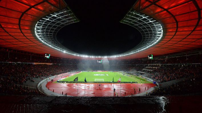 Das in rot gefärbte Olympiastadion (imago images/Matthias Koch)