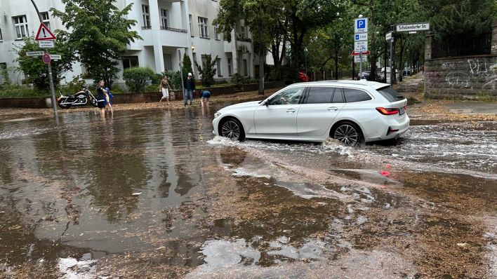 In Berlin-Hermsdorf wurden am 24.07.2023 nach einem Unwetter Straßen überflutet. (Quelle: rbb/Patrik Buchmüller)