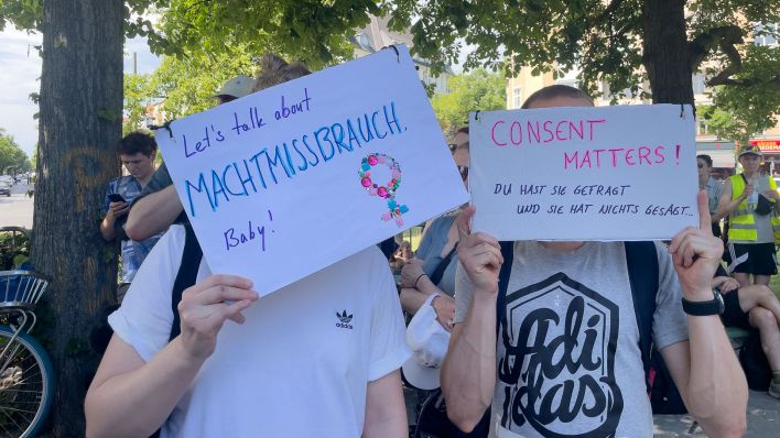Protest gegen Rammstein-Konzert am 15.07.2023 am Theodor-Heuss-Platz in Berlin. (Quelle: rbb|24)