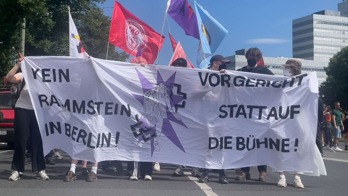 Protest gegen Rammstein-Konzert am 15.07.2023 am Theodor-Heuss-Platz in Berlin. (Quelle: rbb|24)