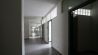Ein Bürogang im Kathreiner Haus, zu sehen sind über den Türen Oberlichter in den Wänden. Bild: rbb / Sebastian Schneider