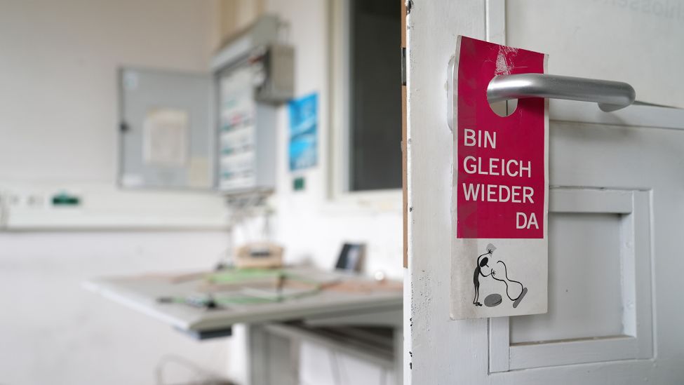 Ein Tür-Schild mit der Aufschrift "Bin gleich wieder da" hängt an einer Türklinke. Bild: rbb / Sebastian Schneider