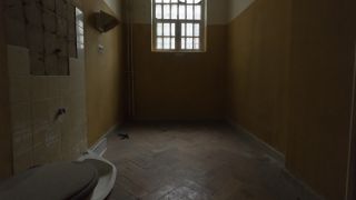 Eine frühere Zelle im ehemaligen Zellentrakt des Ex-Frauengefängnisses in der Lehrter Straße 60/61 in Berlin-Tiergarten, aufgenommen am 31.07.2023 (Quelle: rbb / Sebastian Schneider).