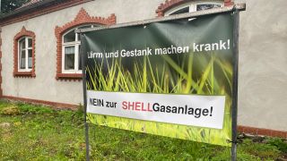 In vielen Orten in der Gemeinde Karstädt lehnen die Einwohner die geplante Biomethananlage des Ölkonzerns Shell ab und haben dazu Protestplakate aufgestellt. (Foto: rbb/Haase-Wendt)