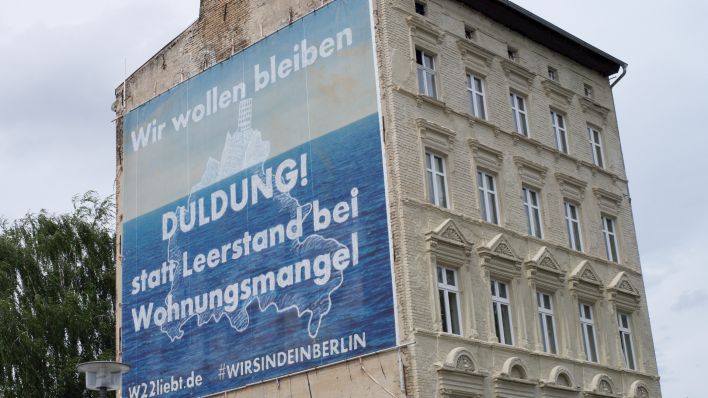 "Duldung! statt Leerstand bei Wohnungsmangel" steht auf der Brandmauer der Wartenburg (Quelle: rbb/Oliver Noffke)