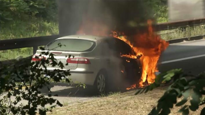 Ein Auto steht am 26.07.2023 an der Zufahrt zur Avus in Berlin und brennt. (Quelle: rbb)