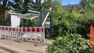 Eine Bushaltestelle in Berlin wurde durch das Unwetter am 24.07.2023 beschädigt. (Quelle: rbb/Rainer Unruh)