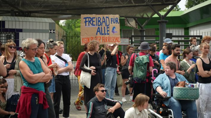 Dutzende demonstrieren vor Prinzenbad gegen stärkere Polizeipräsenz