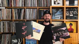 rbb-Redakteur Sebastian Hampf steht mit seinen Depeche-Mode-Schallplatten vor einem Plattenregal (Quelle: rbb/Sebastian Hampf)