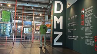 Der Fotograf Park Jongwoo steht in der Ausstellung DMZ.(Quelle:rbb/V.Block)