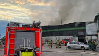 Brand in einer Recyclinghalle am 18.08.2023 in Berlin-Pankow. (Quelle: BLP/Sappeck)