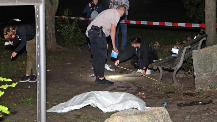 Der Tatort wird von Einsatzkräften in der Nacht zum 02.082023 in einer Grünanlage in Berlin-Kreuzberg gesichert.(Quelle:Morris Pudwell)