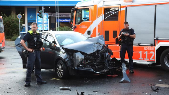 Heftiger Zusammenstoß eines Löschfahrzeugs der Berliner Feuerwehr mit einem Pkw (Quelle: Morris Pudwell)