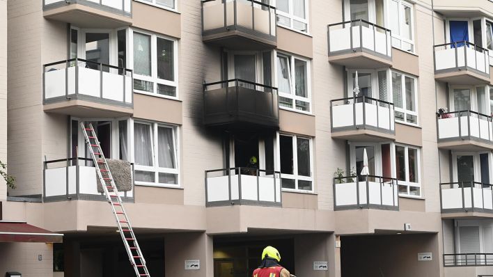 Am 12.08.2023 kam es kurz vor 19 Uhr zu einem Brand in einer Wohnung im ersten Obergeschoss eines Wohnhauses in der Ackerstraße in Berlin Gesundbrunnen. (Quelle: Morris Pudwell)