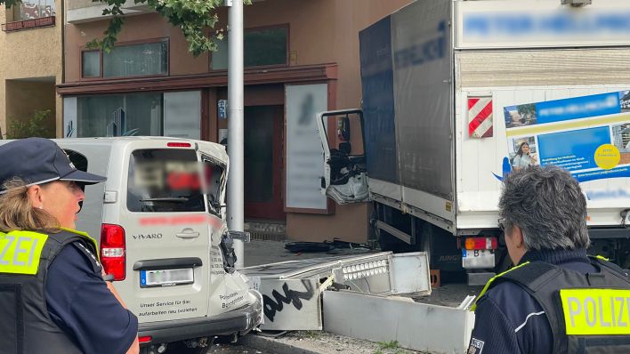 Ein LKW-Unfall in Charlottenburg am 08.08.2023 (Quelle: rbb/Uwe Wichert)