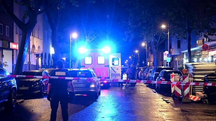 Nach einem Tötungsdelikt in der Fuggerstraße in Schöneberg untersucht am 18.08.2023 Polizei den Tatort. (Quelle: Morris Pudwell)