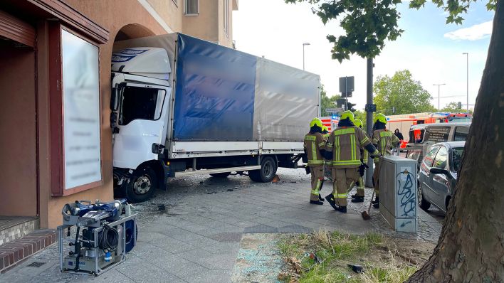 Gegen 6.30 Uhr am 08.08.2023 kam der Fahrer eines Lkw an der Rudolstädter Straße Höhe Mecklenburgische Straße von der Fahrbahn ab (Quelle: Morris Pudwell)
