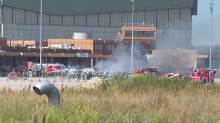 Es brennt auf dem Gelände des ehemaligen Flughafens Berlin-Tegel. (Bild: TV News Kontor)