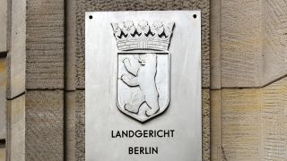 Symbolbild: Amtsschild vom Landgericht Berlin (Quelle: dpa/Jens Kalaene)