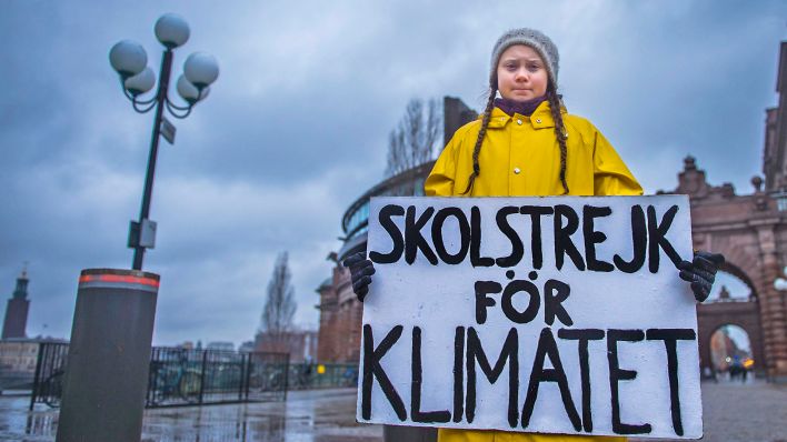 Archivbild: Die 15-jährige Greta Thunberg steht am 30.11.2018 mit ihrem Schild: "Skolstrejk för klimatet" vor dem Schwedischen Parlament in Stockholm. (Quelle: Picture Alliance/TT/Hanna Franzén)