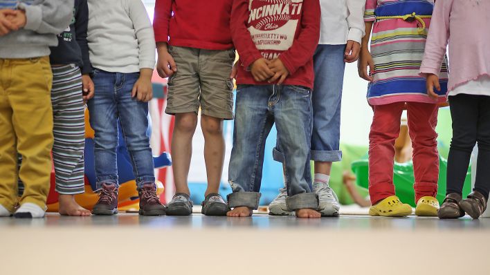 Symbolbild: Kinder stehen im Rahmen eines Medientermins am 18.09.2015 in einem Kindergarten. (Quelle: dpa-Bildfunk/Christian Charisius)