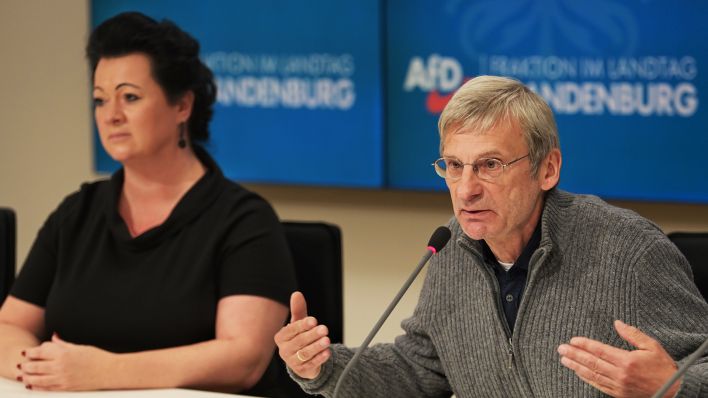 Archivbild: Hans-Christoph Berndt spricht am 27.10.2020 während einer Pressekonferenz neben Birgit Bessin (Quelle: dpa/Soeren Stache)
