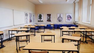 Symbolbild: Die Tische in einem Klassenraum im Albert-Schweitzer-Gymnasium in Neukölln (Quelle: dpa/Annette Riedl)