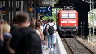 Symbolbild: Menschen warten am 11.06.2022 am Gleis am Bahnhof Gesundbrunnen auf einen einfahrenden Regionalexpress. (Quelle: dpa-Bildfunk/Fabian Sommer)