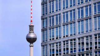 Blick auf ein Bürohaus am 21.08.2020 in Berlin-Mitte. Dahinter ist der Fernsehturm zu sehen. (Quelle: Picture Alliance/Wolfram Steinberg)