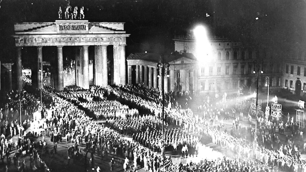 Stundenlang marschierten SA-Einheiten am 30. Januar 1933 durch Berlin, hier das Brandenburger Tor in einer Aufnahme aus dem Jahr 1933, um mit ihren Fackelzuegen die Machtuebernahme Adolf Hitlers zu feiern und den Beginn des Dritten Reichs zu signalisieren. (Quelle: Picture Alliance/AP Photo)