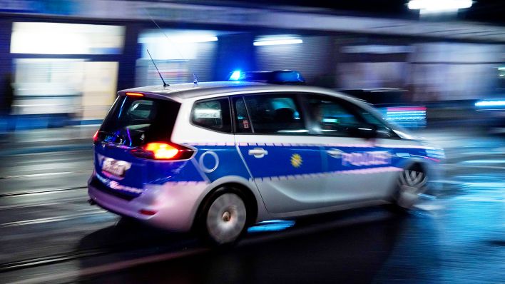 Symbolbild: Ein Polizeiauto bei einer Einsatzfahrt mit Blaulicht. (Quelle: dpa/Thomas Bartilla)